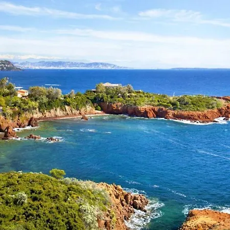 Avec Piscine A Saint-raphael Et Vue Sur La Montagne Saint-Raphael (Var)